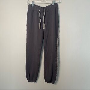 Women’s gray sweatpants best fit size small